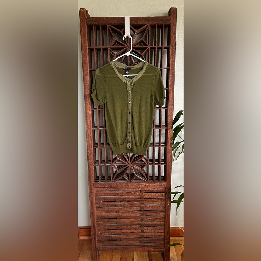 LAST CHANCE New York & Co olive green Button-Up Cardigan, short sleeve, size XS